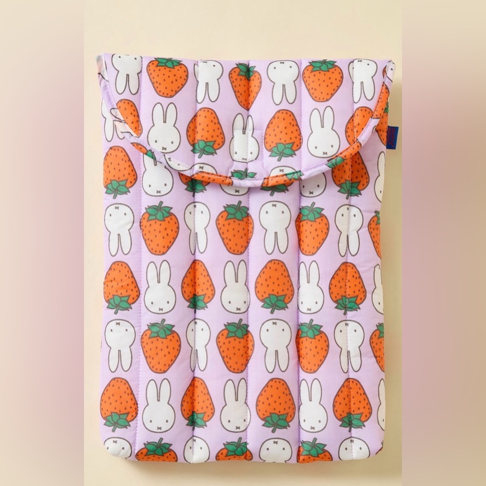 BAGGU X MIFFY X UO Pink and Strawberry Quilted Puffy Laptop Sleeve NEW NWT